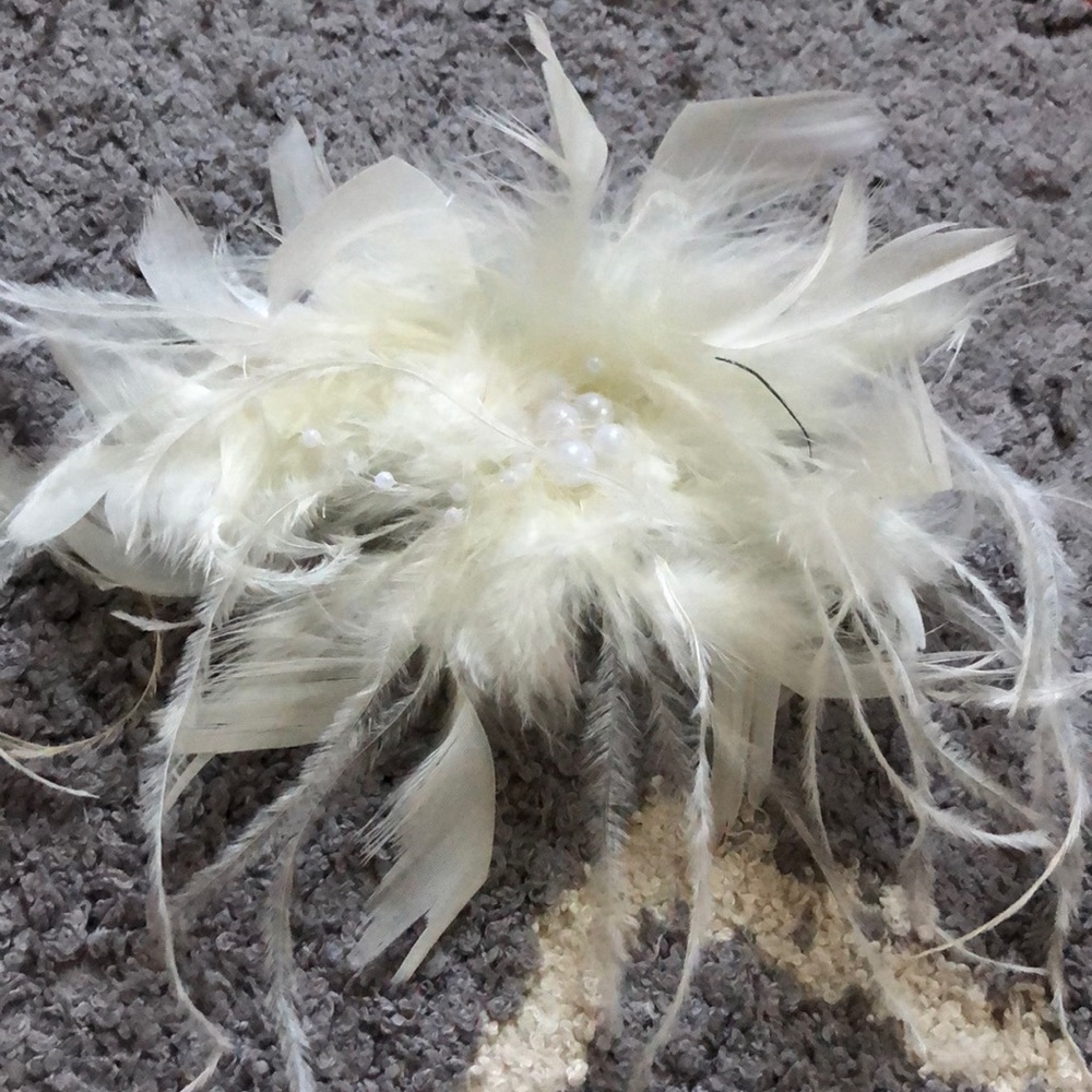 Flowy White feather Pearl hair clip